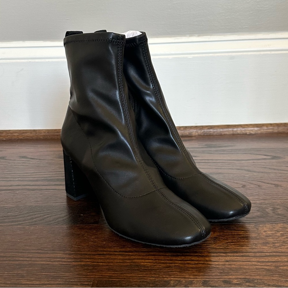Donald Pliner Carrie leather bootie. Black. Size 8